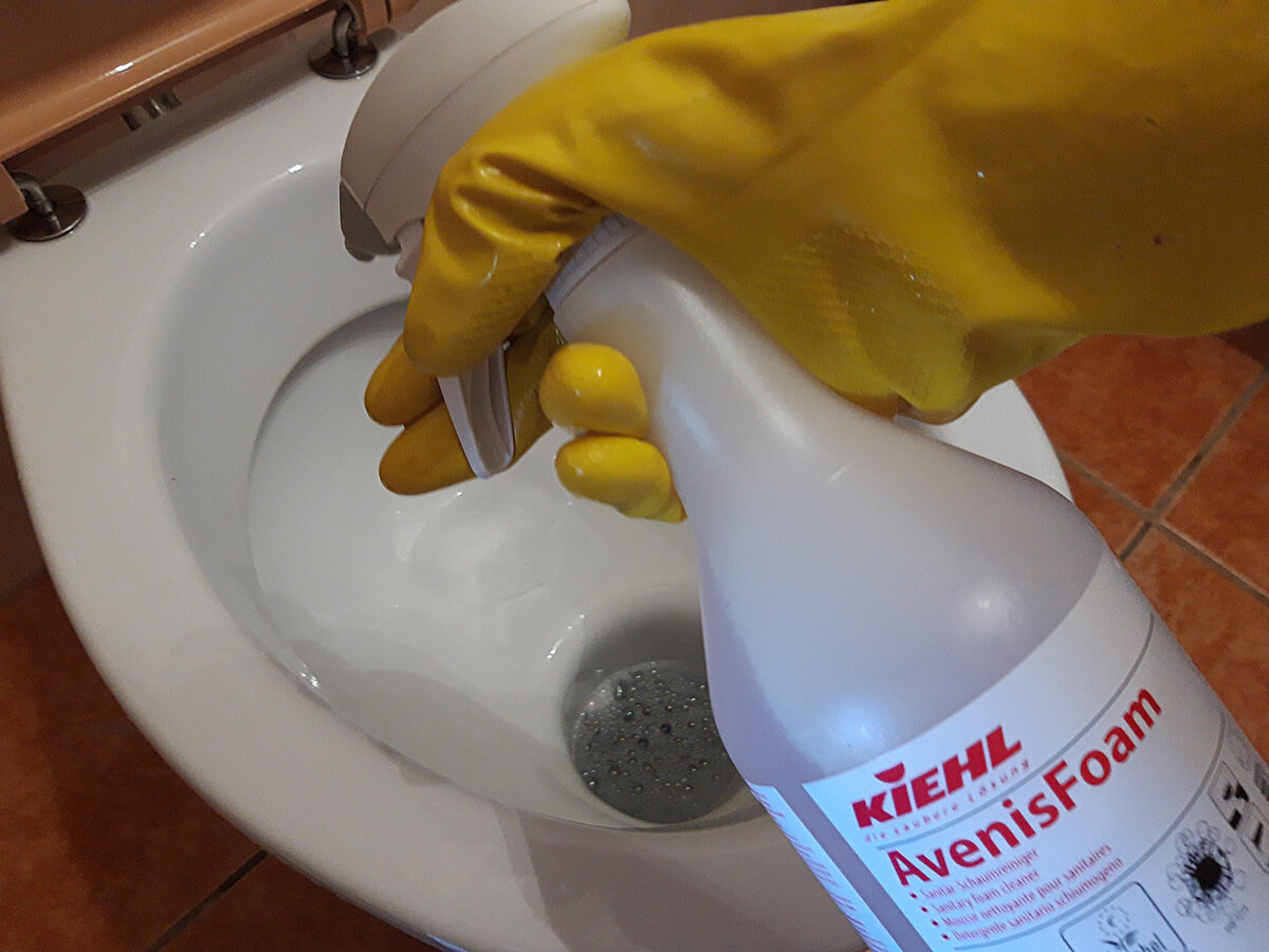 WC kagyló takarítás - Kiehl Avenis Foam